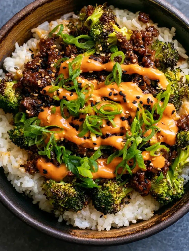 Gros plan sur le bœuf haché caramélisé et le brocoli noirci du bol bœuf brocoli.