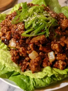 Photo réaliste de wraps poulet laitue fumants sur un comptoir en marbre avec une cuillère en bois.