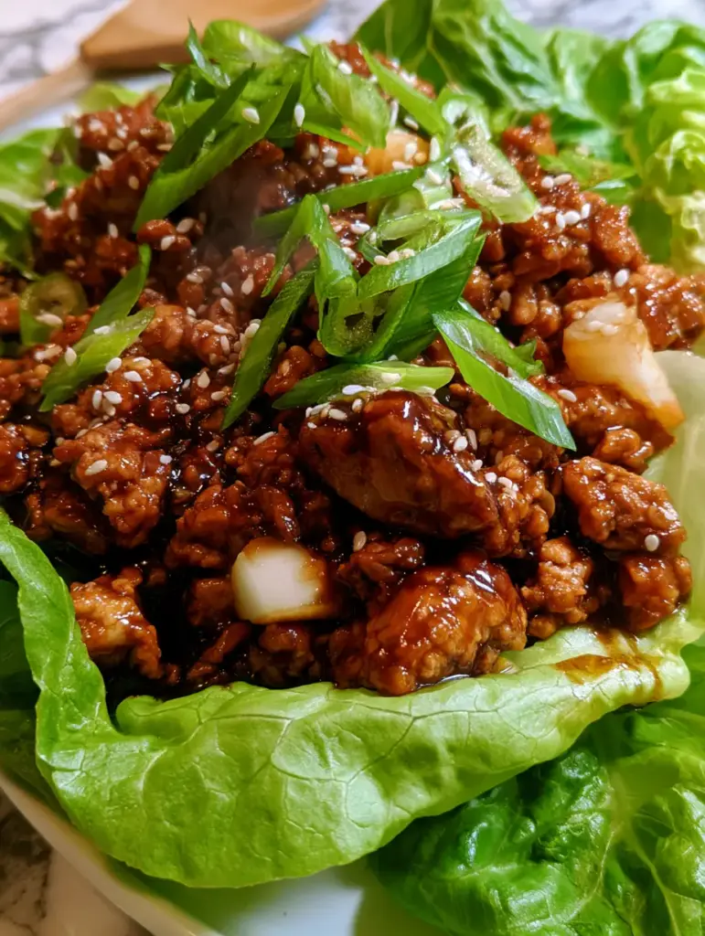 Détails de la garniture des wraps poulet laitue montrant les châtaignes d'eau et le sésame.